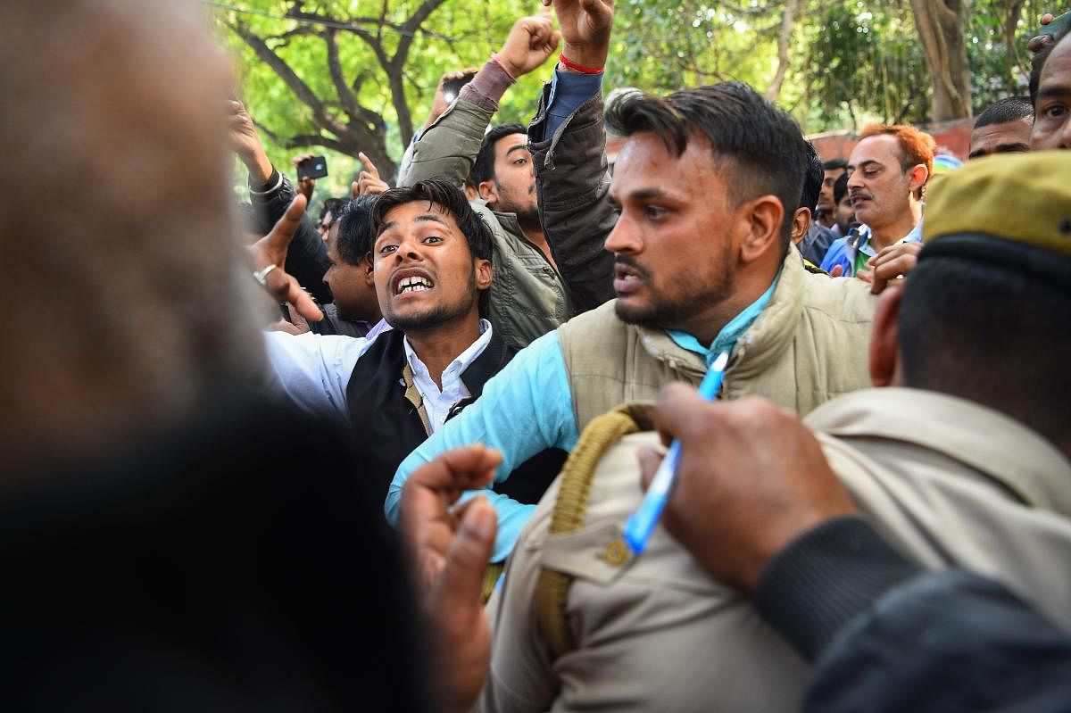Indian protesters try to push their way through policemen guarding an injured man who had been attacked after a mob believed he was a Kashmiri who had shouted pro-Pakistan slogans, in New Delhi on February 17, 2019. (AFP File Photo)