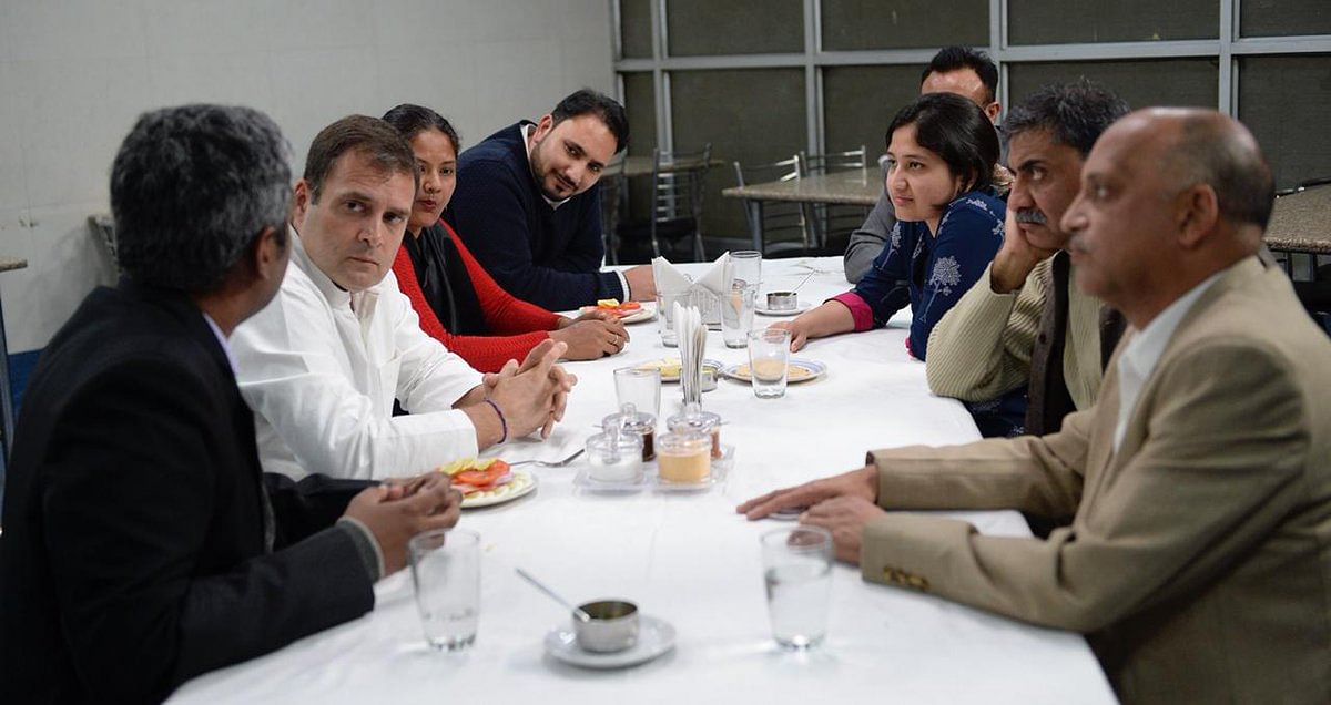 Congress party president Rahul Gandhi meets small business persons. (Twitter)