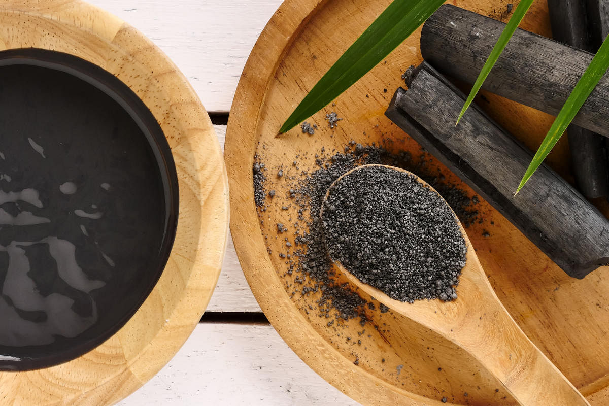 Activated charcoal draws bacteria, chemicals, dirt and other micro-particles to the surface of the skin, helping you achieve a flawless complexion.