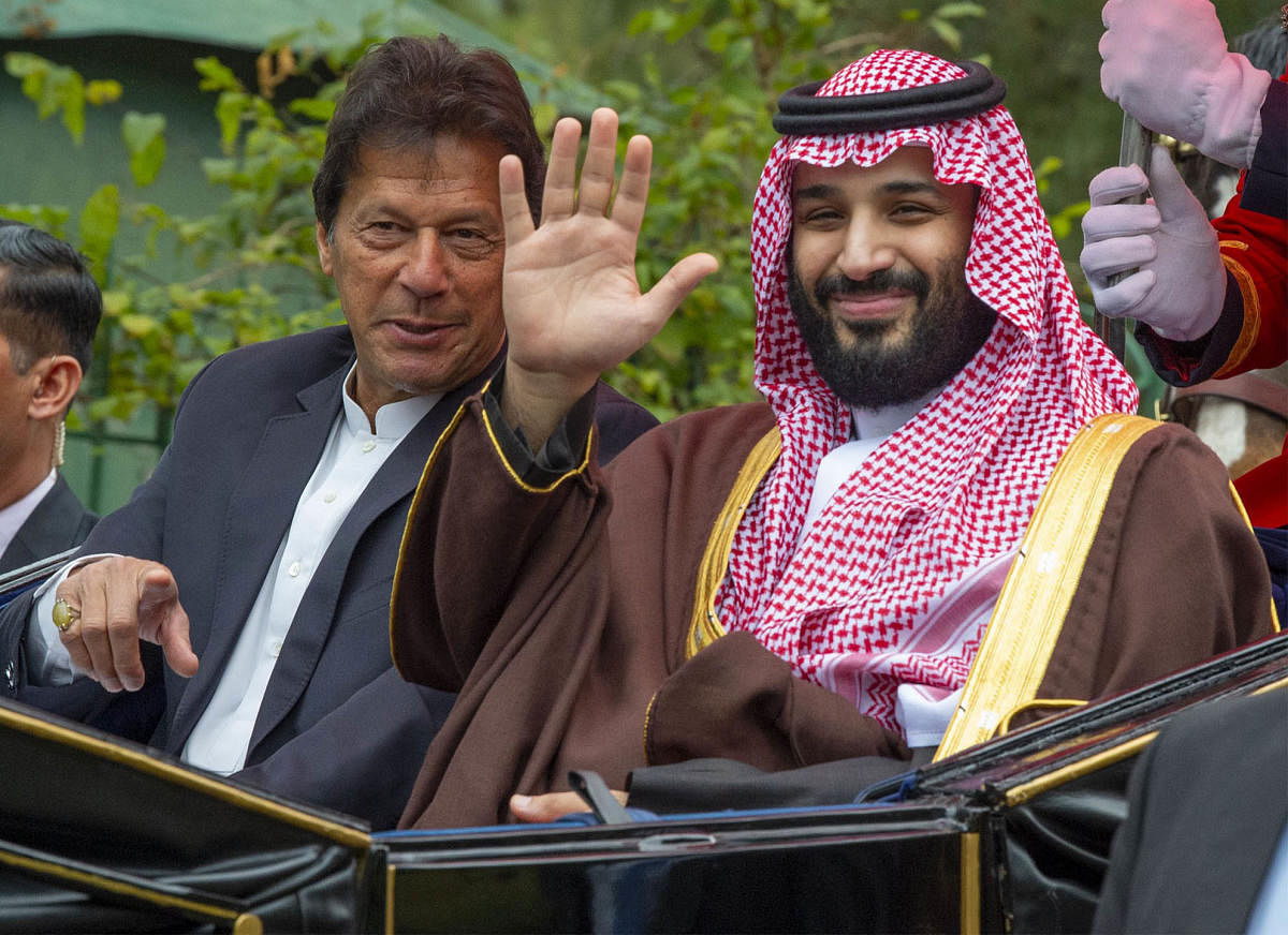 handout picture provided by the Saudi Royal Palace on February 18, 2019 shows Pakistan's Prime Minister Imran Khan and Saudi Crown Prince Mohammed Bin Salman riding in a carriage during a welcome ceremony in Islamabad. (AFP photo)