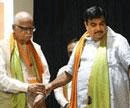 Advani, Gadkari differ on special House session