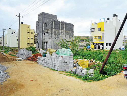 Houses have come up in the BDA layout formed on Venkatarayanakere at Gubbalala near  Uttarahalli in the City. DH photo