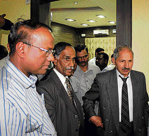 in action mode: Lokayukta ADGP H N Satyanarayana Rao (centre) and Upa Lokayukta Justice S B Majage (right) at the BBMP Town Planning office in Bangalore on Thursday. BBMP Commissioner S Lakshminarayana is with them. DH&#8200;PHOTO