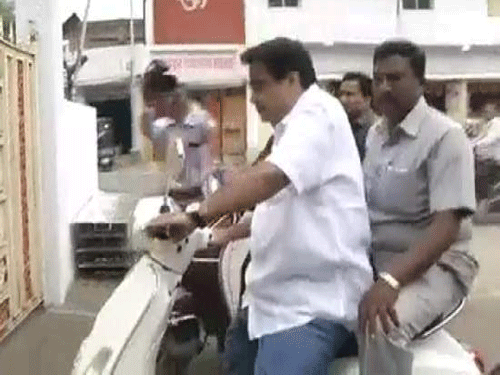 Nitin Gadkari rode into a controversy when he was caught on camera entering RSS headquarters here on his scooter without wearing a helmet in violation of traffic rules. Screen Grab