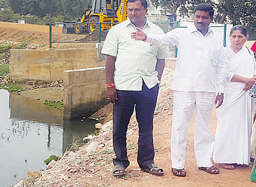 Members of the BBMP Standing Committee for Horticulture inspect the Munnekolala Lake in the City on Friday. DH PHOTO