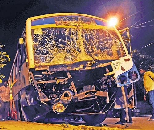 Four people were killed on the spot and as many others suffered injuries in a chain accident involving a BMTC bus, a goods vehicle, two bikes and a bicycle on the Lingarajpuram flyover on Wednesday evening. DH Photo