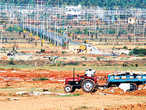 Close to 95 per cent of the 983 acres of land in Arkavathi Layout has been deleted under clauses 'b' (totally built-up) and 'f' (similar to adjoining lands) of High Court guidelines to facilitate their exemption from acquisition, according to a complaint filed before the Justice Kempanna Commission of Inquiry.DH File Photo