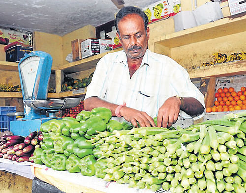 The members of the Bruhat Bengaluru Mahanagara Palike (BBMP) Standing Committee on Markets, including its president B R Nanjundappa, went on a surprise inspection of stalls in Palike markets on Wednesday.