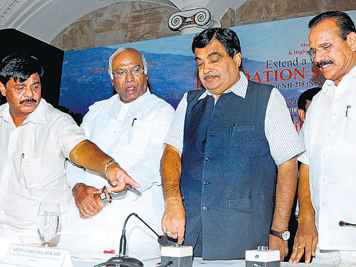 for better roads: Union Minister of Road Transport and Highways Nitin Gadkari lays the  foundation stone for work on upgrading highways in the State in Bengaluru on Tuesday. Ministers H C Mahadevappa, MP Mallikarjun Kharge and D V Sadananda Gowda are seen. DH&#8200;Photo