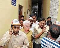 Former mayor Ramachandrappa and JD(S) spokesperson Y S V Datta questioning the electrician over the sudden power failure. DH Photo