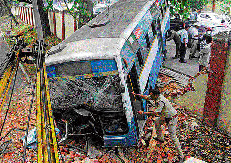 The BMTC&#8200;bus that rammed into the  Air Force Command Hospital  wall on Old Airport Road on Monday. DH&#8200;photo