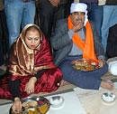 BJP chief Nitin Gadkari and wife enjoy lunch at a langar after paying obeisance at the Golden Temple, in Amritsar, on Saturday. PTI