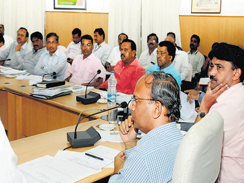 pep talk: BBMP administrator T N Vijayabaskar and Commissioner Kumar Naik hold a  review meeting of officers in Bengaluru on Wednesday. DH photo