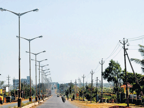 The BBMP's inspection teams have found that out of the total 4.53 lakh streetlights in the City, 16,498 are not functional. DH FILE PHOTO