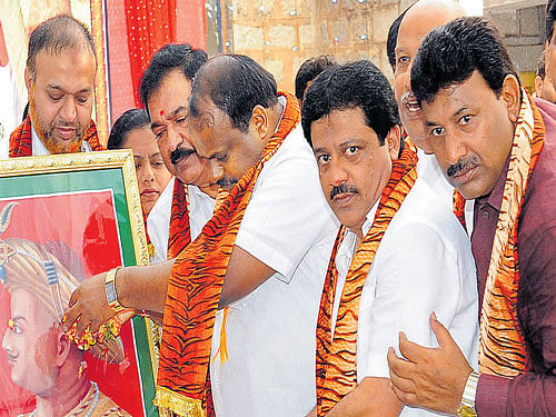 Former corporator Arif Pasha (extreme right) with JD(S) State president H D Kumaraswamy (centre) and MLA, B Z Zameer Ahmed Khan (second from right), at an event. dh File photo