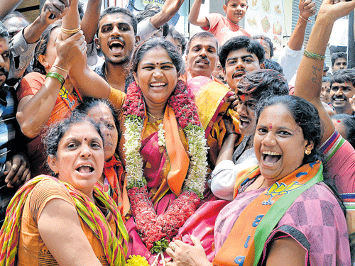 BJP supporters celebrate the  victory of Savitha (Srinagar, Ward No 156), who quit a  constable's post to contest the BBMP elections, in  Bengaluru on Tuesday. DH photo/ Anand Bakshi