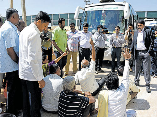 BBMP Commissioner G Kumar Naik tries to convince angry villagers when they staged a protest at Kannahalli near Bengaluru on Tuesday. DH PHOTO/SATISH BADIGER