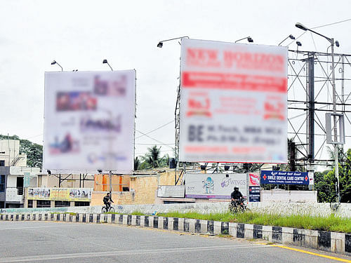 Authorities admitted to rampant existence of illegal hoardings in the City after enquiry. DH file photo