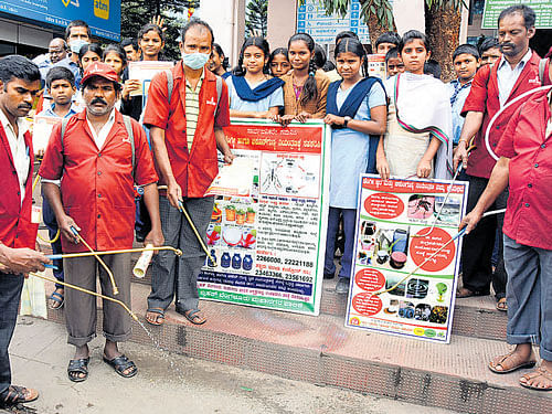 Students and pourakarmikas participate in an awareness campaign onmosquito-borne diseases in the city on Tuesday. DH PHOTO