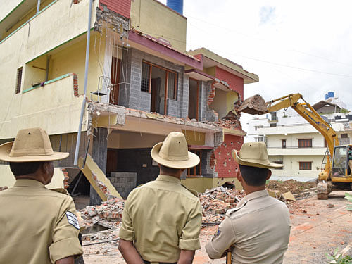 BBMP demolishing house that encroached on the Rajakaluve at Avani Sringeri Nagar, Arakere Ward in Bengaluru on Sunday. DH Photo by S K Dinesh