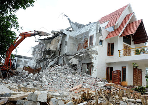 Ravaged: BBMP workers demolish homes built on rajakaluves on 12th main road in Kasavanahalli, Mahadevapura. DH PHOTO