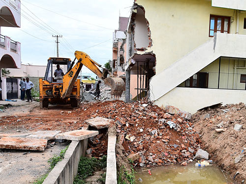 Residents of Avani Sringeri Nagar facing problem with debris as they dumped the debris on drain at the BBMP marked house for demolishion which is encroachement of Rajakaluve after flooded recently in Bengaluru. DH Photo.