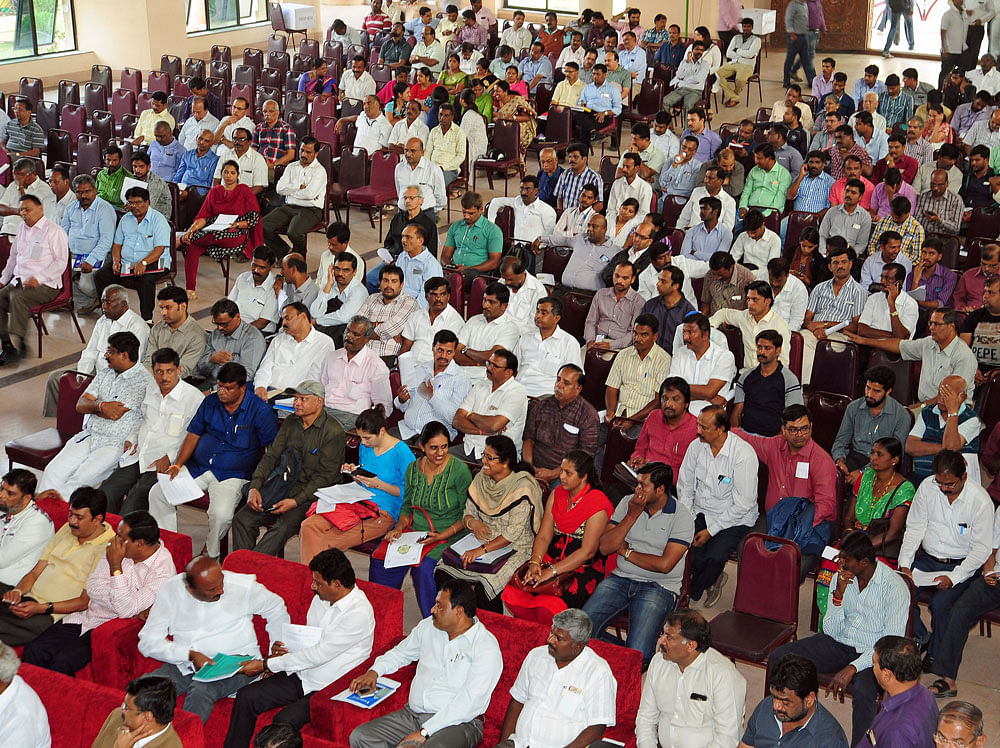 Public participated at the public Consultation/ Discussion on the preparation of Revised Master Plan 2031 for Bengaluru jointly organized by Bangalore Development Authority and Bruhat Bengaluru Mahanagara Palike at Kalyani Kala Mandira in Bengaluru on Thursday. DH Photo/ Ranju P