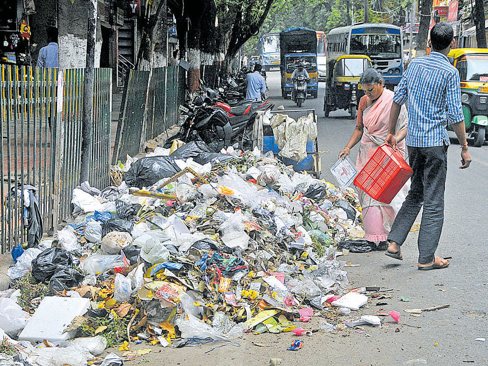 Residents complain that garbage collectors do not have separate bins as mandated by the BBMP. DH File Photo.