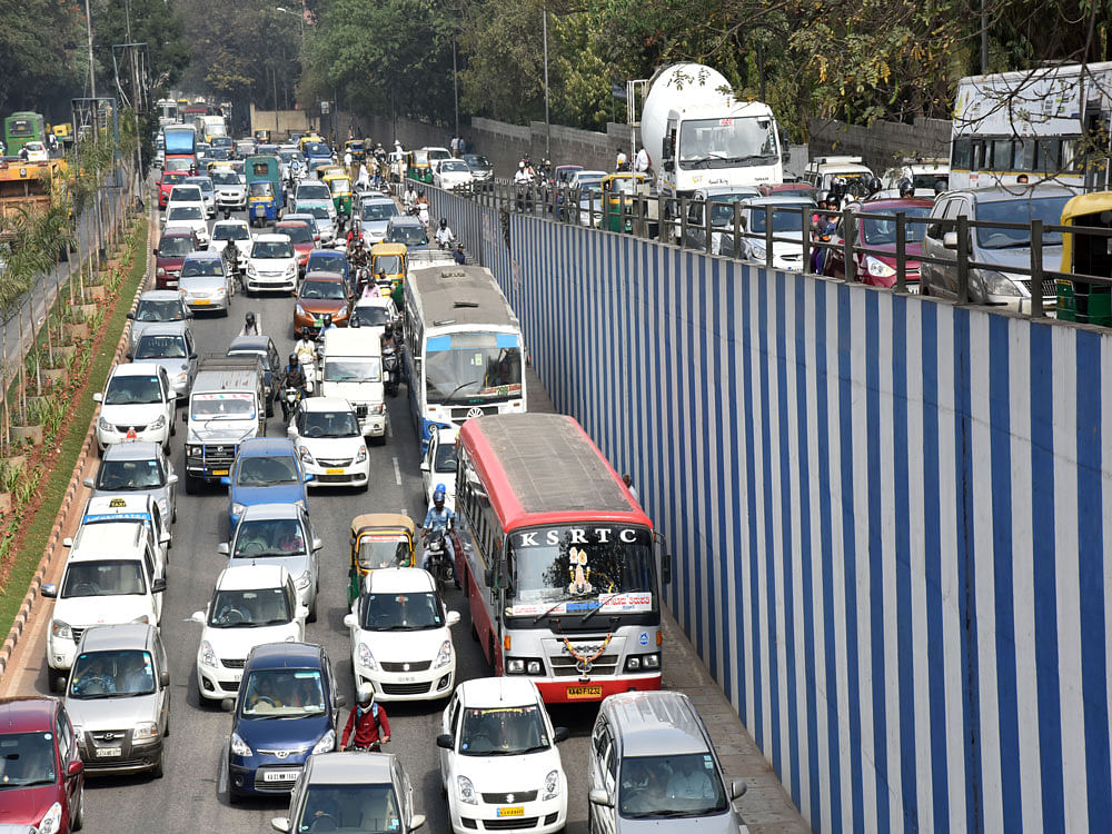 A day after the government scrapped the controversial steel flyover, Bangalore Development Authority (BDA) said that it has no alternative plan in place to decongest traffic on the stretch between Basaveswhara Circle and Hebbal flyover. DH file photo