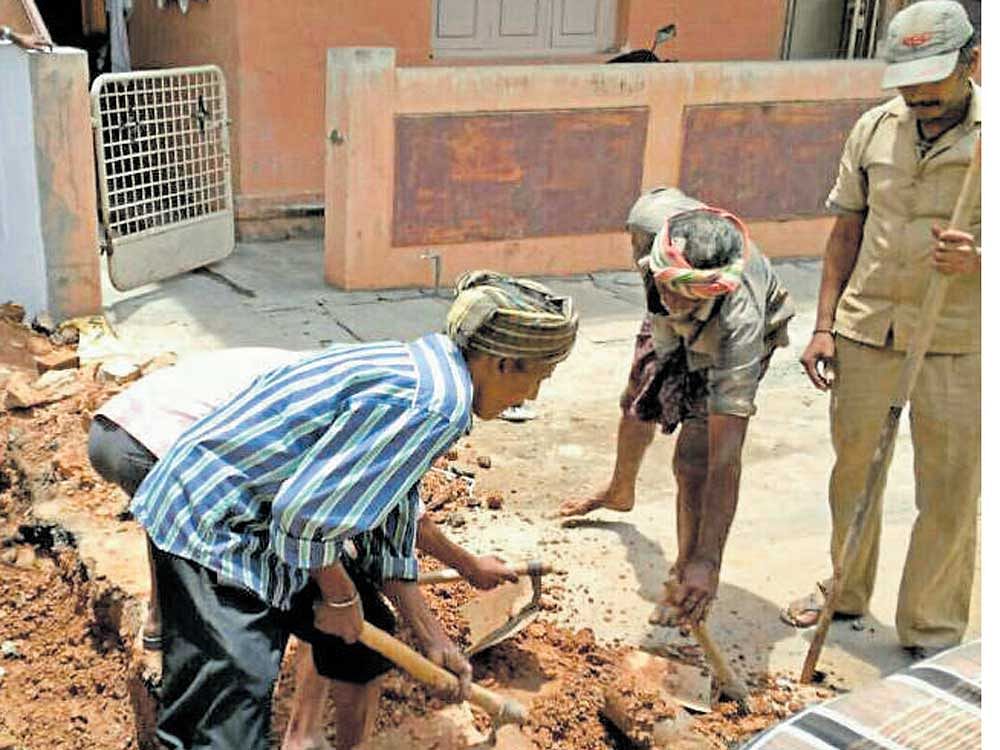 BBMP official Govindaraj reached Patankar Layout with a team of about 15 gangmen on Wednesday, dug up the road and destroyed the sewerage line.