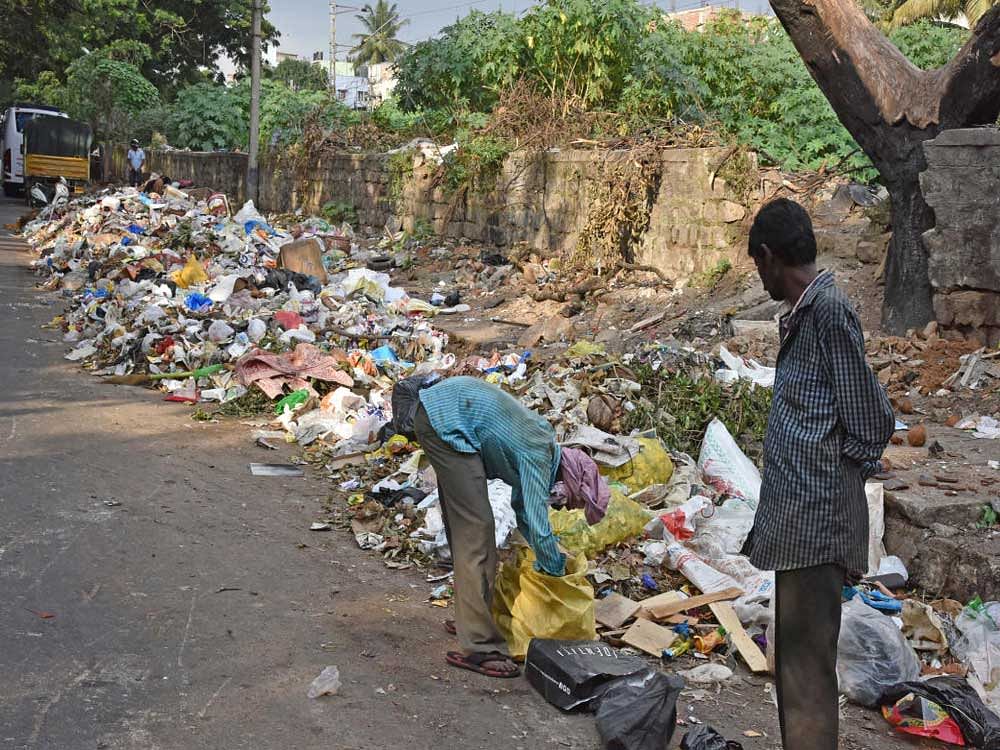 Uncleared garbage at Hampinagar near Vijayanagar traffic police station on Saturday. Photo by S K Dinesh S K Dinesh