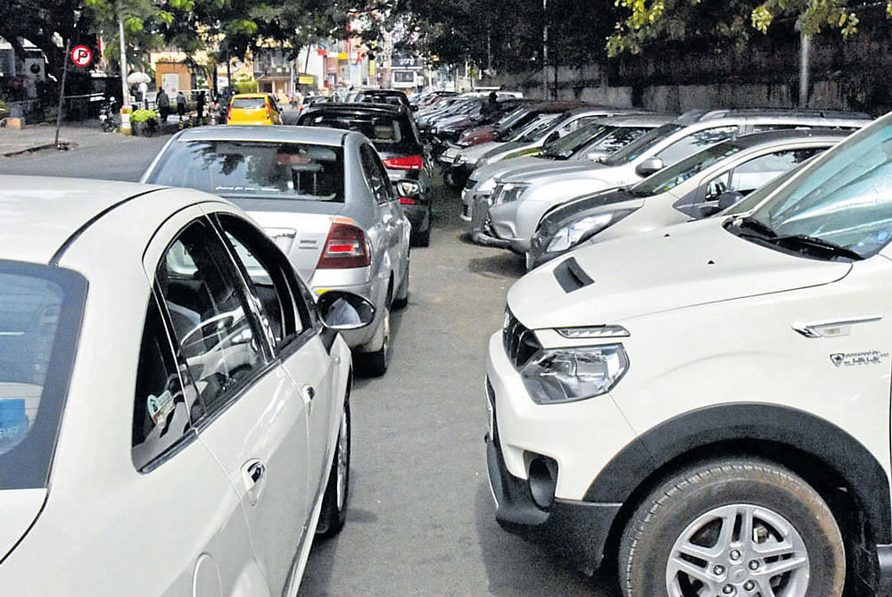The Bengaluru city traffic police and Bruhat Bengaluru Mahanagara Palike have launched a crackdown on apartments and commercial units that ban visitors' parking. DH file photo
