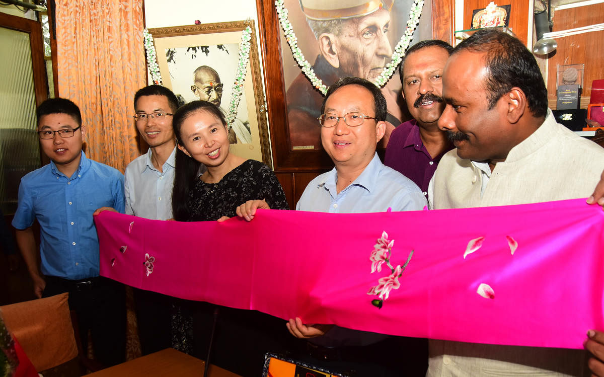 Mayor R Sampath Raj with the Chinese delegates on Friday. DH photo.