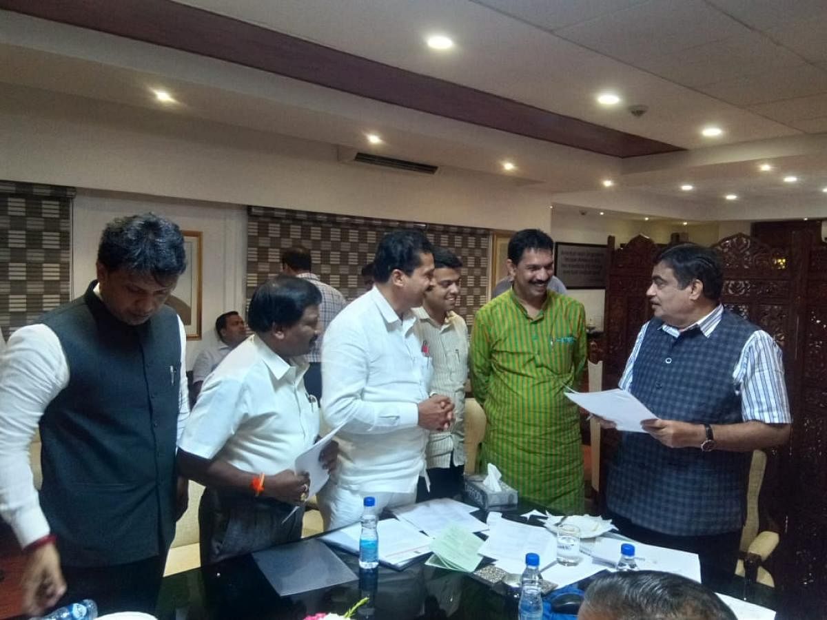 MP Nalin Kateel and DK MLAs meet Union Road Transport and Highways Minister Nitin Gadkari. (Photo by special arrangement)