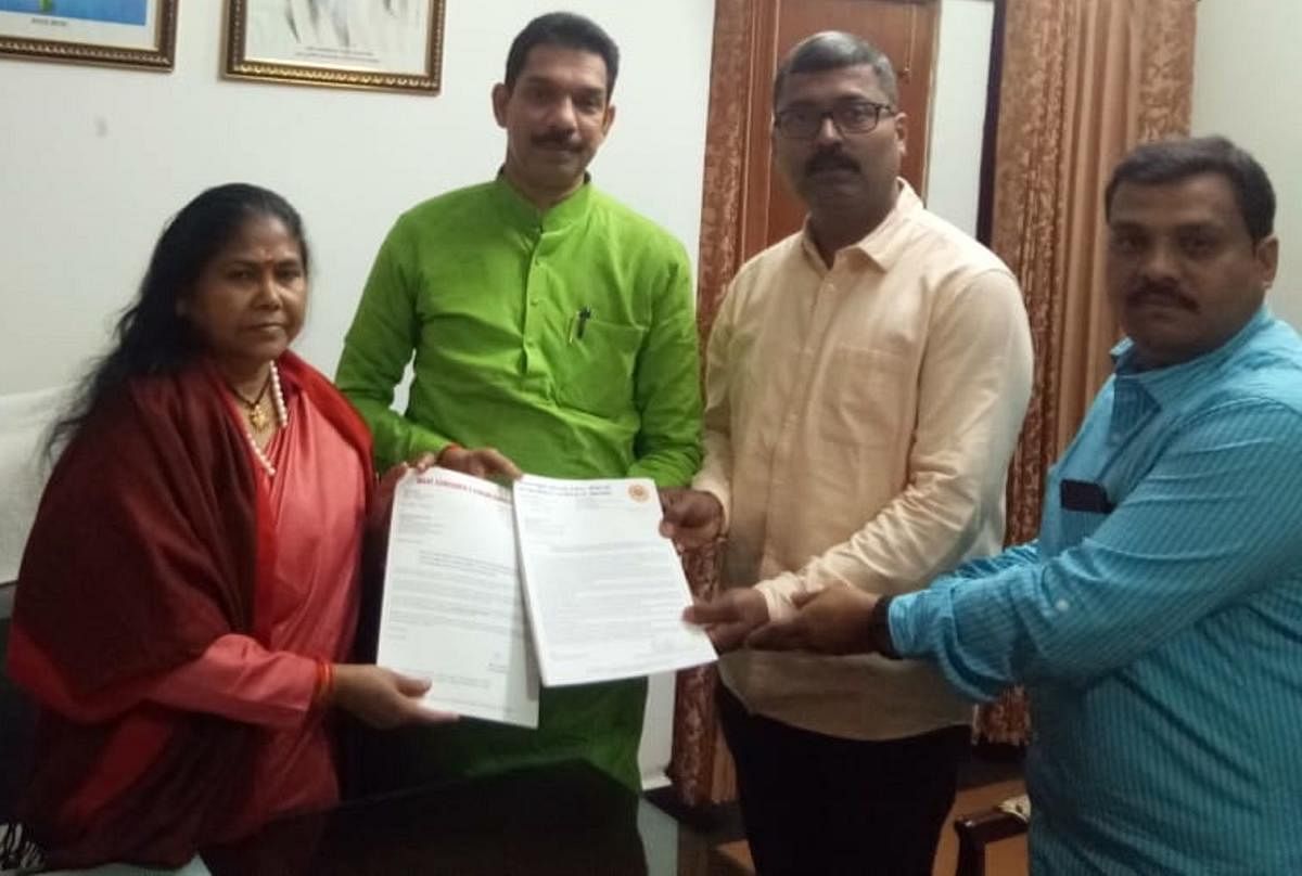 MP Nalin Kumar Kateel, along with a delegation of Gau Samrakshana Prakoshta, BJP Karnataka, submit a memorandum to Sadhvi Niranjan Jyothi, Union Minister of State for Food Processing Industry.