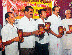 Karnataka Tulu Sahitya Academy President Umanath Kotian releases Tulu Aksharamale book at Tulu Academy office on Thursday. Author G V S Ullal, State Kannada Sahitya Parishat former president Harikrishna Punaroor, litterateur Erya Lakshminarayan Alva and others look on. dh photo