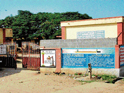 State Apathy: Shortage of teachers and non-supply of textbooks have compelled Kannada-speaking parents to admit their children to Tamil medium schools in Talavadi. DH Photo