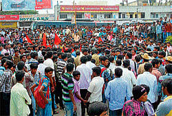 strike: Students gathered at old bus stand of Hassan during the clash between drivers and students on Tuesday. dh photo