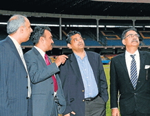 Pakistan Cricket team recce squad headed by Ehson Sadiq of PCB having a word with BCCI CEO Ratnakar Shetty at Chinnaswamy Stadium in Bangalore on Monday. DH Photo