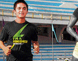 stepping it up: Sunil Chhetri poses alongside a mannequin in an event to unveil the 'Finisher Tee'. DH&#8200;PHOTO