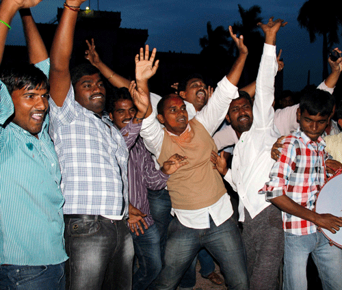 Telangana supporters celebrate after the announcement of the separate state of Telangana, in the southern Indian city of Hyderabad July 30, 2013. India's ruling Congress party approved on Tuesday the creation of a new southern state, a move that has revived deep political divisions and raised fears of violence in the area, home to global firms including Google. The decision to break up Andhra Pradesh state and establish Telangana comes ahead of elections next year and critics say the ruling party is seeking to shore up its political fortunes after dragging its feet over the explosive issue for four decades. REUTERS/Stringer (INDIA - Tags: POLITICS)