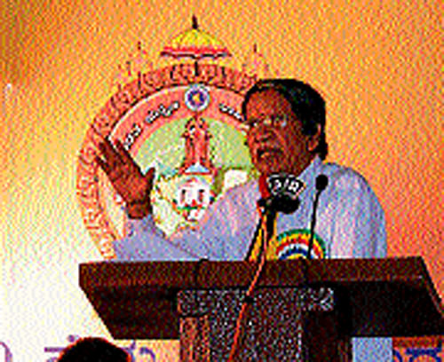 Litterateur Na D'Souza delivers his presidential address at 80th Akhila Bharatha Kannada Sahitya Sammelana in Madikeri on Tuesday. DH Photo