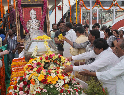 People paying their last respect to legendary Telegu actor Akkineni Nageswara Rao who passed away at a hospital in Hyderabad on Wednesday. PTI Photo