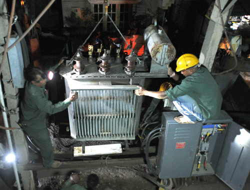 Redressing complaints related to faulty lines and power cuts at Bescom might speed up now, with the appointment of linemen and assistant linemen all set to begin shortly after a gap of three to four years. The last date to receive applications from eligible candidates was April 15, 2014. DH photo