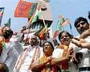 Andhra Pradesh BJP president Bandaru Dattatreya, along with party workers protesting to demand separate Telangana state, at Gun Park near AP Legislative Assembly in Hyderabad on Sunday. PTI
