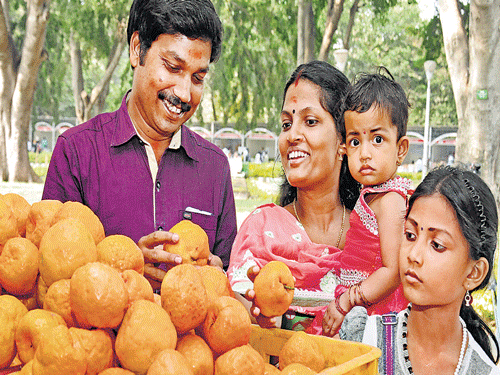 appetising: Oranges were popular among visitors at 'Horti Sangam - 2015,' organised by the National Horticulture Board and the Department of Horticulture at Lalbagh on Friday. dh Photo