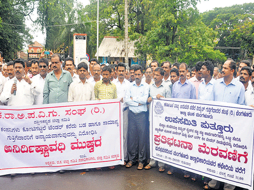 Karnataka State Licensed Electrical Contractors Association members staging a protest seeking fulfilment of their demands, in front of the DC&#8200;office in Mangaluru on Thursday. DH&#8200;photo