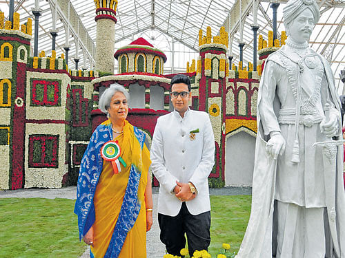 Royal pose: Scion of the Mysore royal family Yaduveer Krishnadatta Chamaraja Wadiyar and Rajamata Pramoda Devi pose for the shutterbugs on the inaugural day of the Independence Day Flower Show at Lalbagh on Friday. DH&#8200;Photo