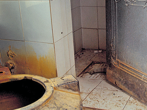 The dwellers in KS Garden slum near Lalbagh Road have been using the public lavatory for several years. DH Photo