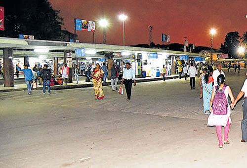The Majestic bus stand wears a deserted look on Sunday night in the wake of the strike. DH Photo/ B H Shivakumar